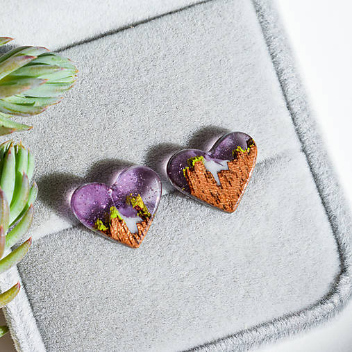 Náušnice - Drevené napichovacie náušnice – srdiečka z orechového dreva a živice - 18306467_