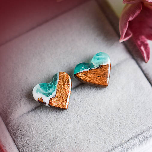 Náušnice - Drevené napichovacie náušnice – srdiečka z orechového dreva a živice - 18306550_