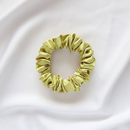 Ozdoby do vlasov - Saténová scrunchie | MINI (Žltozelená) - 18308149_