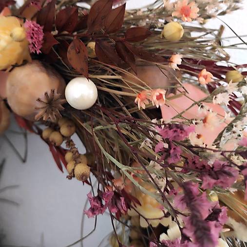 zemitý veniec na dvere zo sušených kvetov - neutrálna  bohémska marhuľová