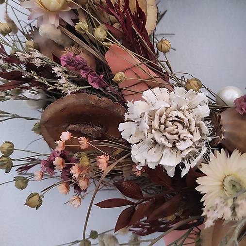 zemitý veniec na dvere zo sušených kvetov - neutrálna  bohémska marhuľová