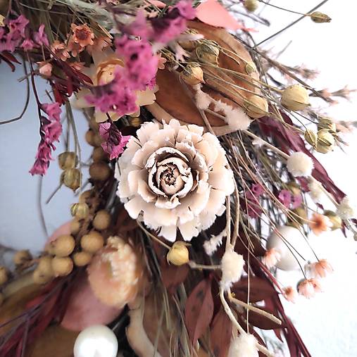 zemitý veniec na dvere zo sušených kvetov - neutrálna  bohémska marhuľová