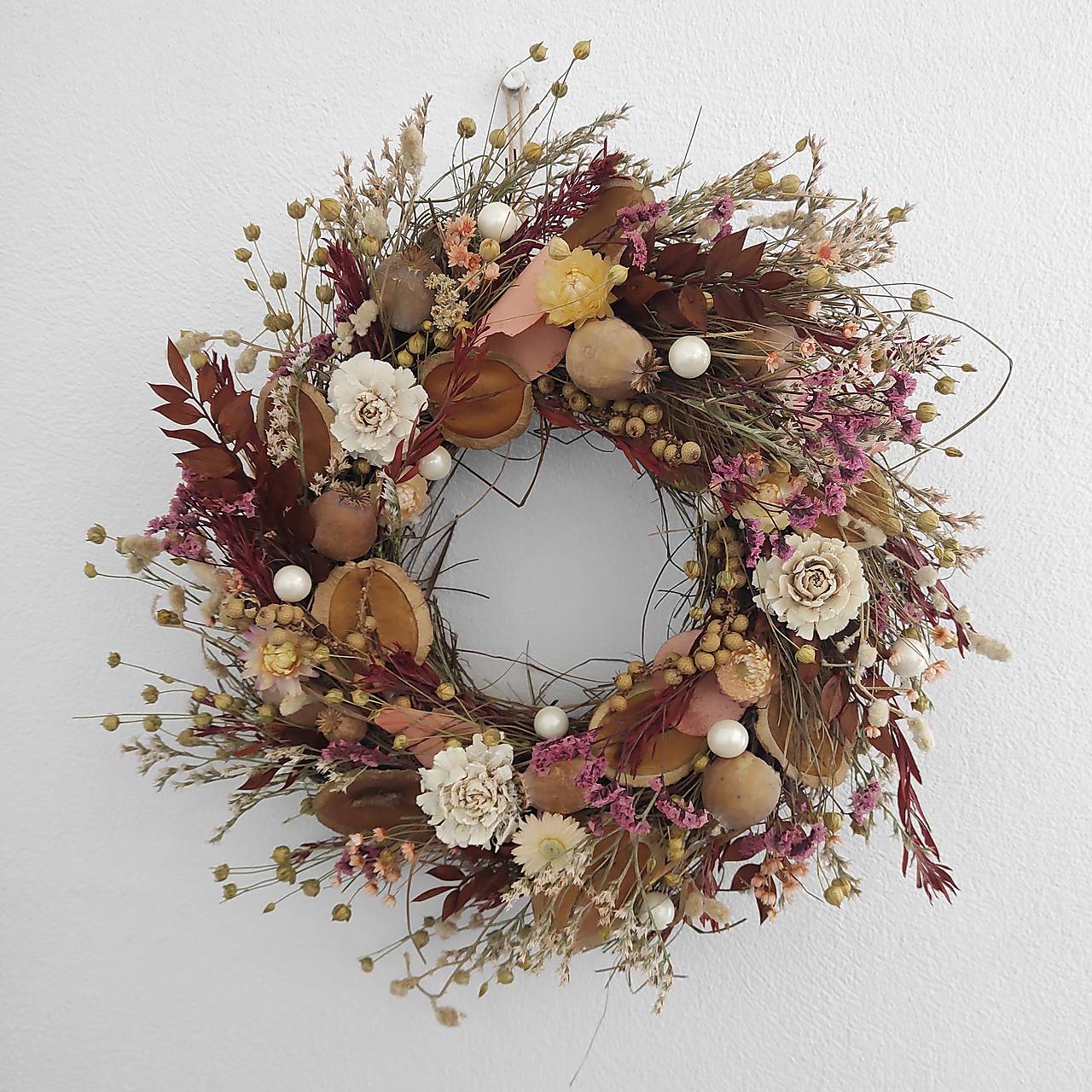 zemitý veniec na dvere zo sušených kvetov - neutrálna  bohémska marhuľová