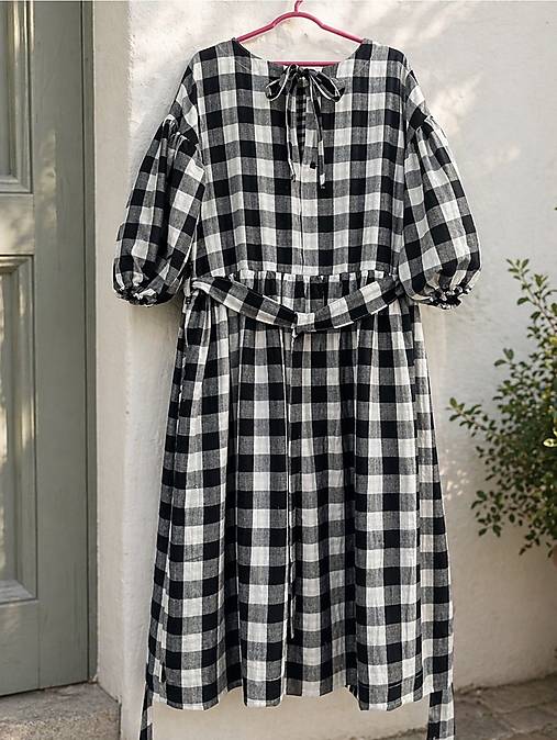 Mušelínové šaty  (Čierno-biela)