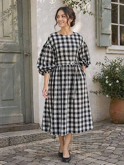 Mušelínové šaty  (Čierno-biela)