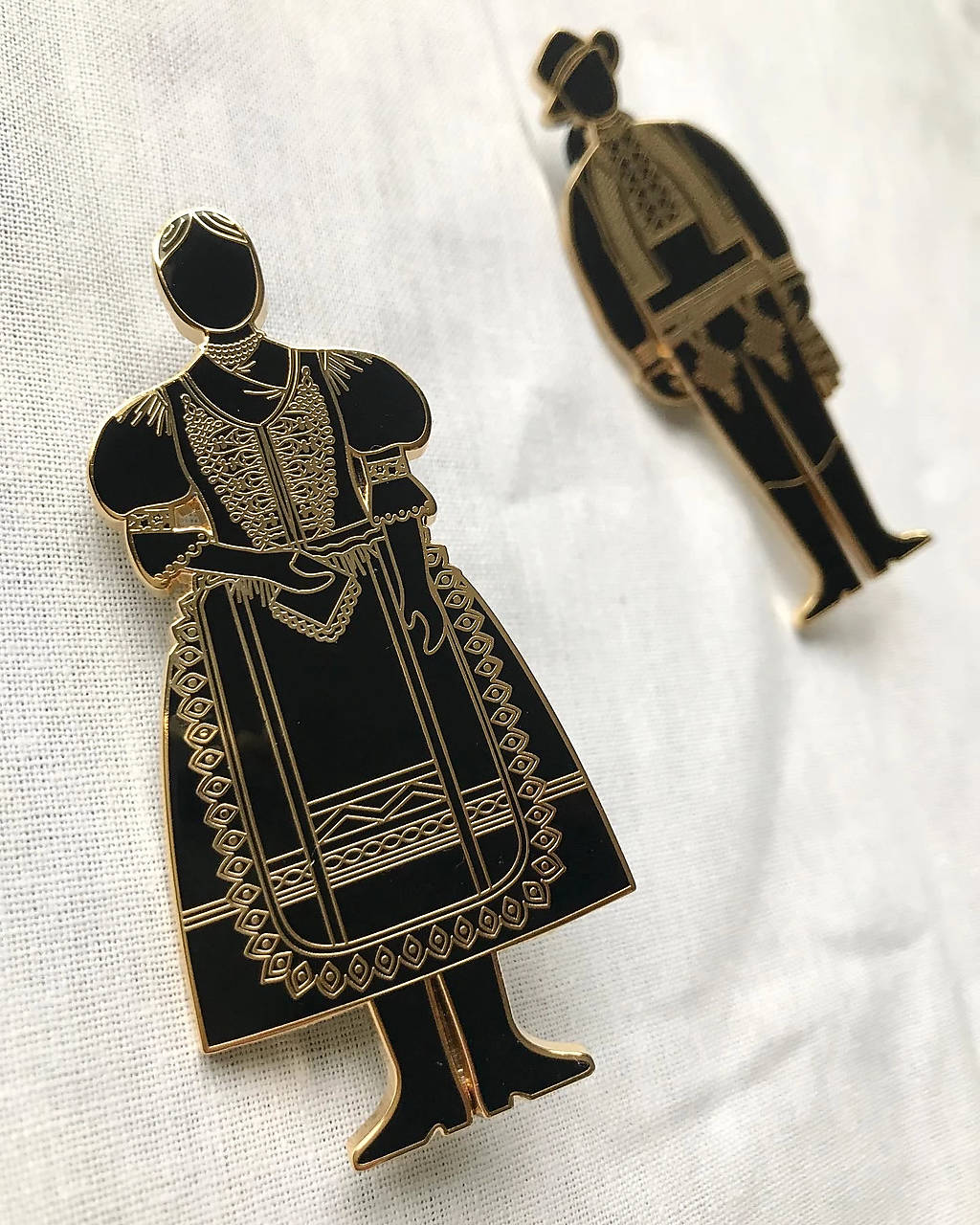 Kovová brošňa Žena z Raslavíc