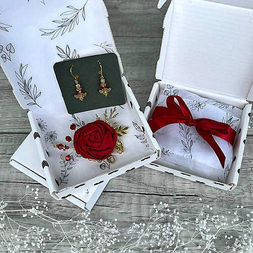 Brošne - Botanický set s červenými kvetmi: Ručne vyšívaná brošňa a jemné náušnice so včielkou – Vintage darček pre ženy - 18319729_