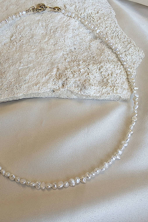 Jemný perlový náhrdelník so srdiečkom – La Perla Viva