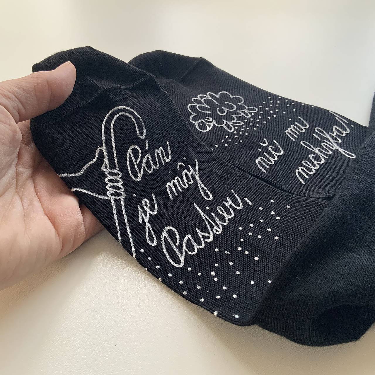 Motivačné maľované ponožky s nápisom: "Pán je môj pastier!" (Čierne písaným písmom)