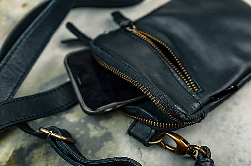Pánske tašky - Pánska kožená crossbody taška léta II. - čierna (čierna lesklá + čierny štítok) - 18323112_