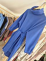 Šaty - Dámske teplákové šaty ELYSIA s rolákom a vreckami (6 farieb) (Royal Blue) - 18324037_