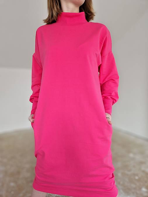 Šaty - Oversize mikinošaty AYSHA s logom a vreckami (4 farby) (Fuchsia) - 18324392_
