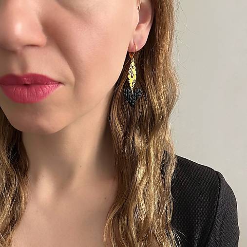 Náušnice - Boho náušnice Čierna a Zlatá: Ručne modelované srdiečka s textúrou pleteniny - 18324855_