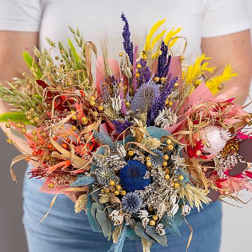 Menšia kytička pestrých sušených kvietkov v papierovom kornúte (Kytička pre pani učiteľky a vychovávateľky)