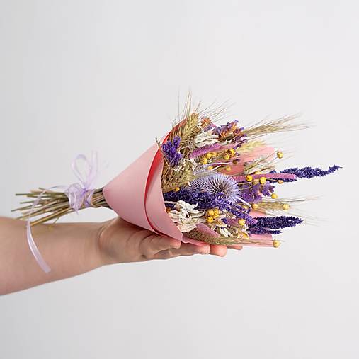Menšia kytička pestrých sušených kvietkov v papierovom kornúte (Kytička pre pani učiteľky a vychovávateľky)