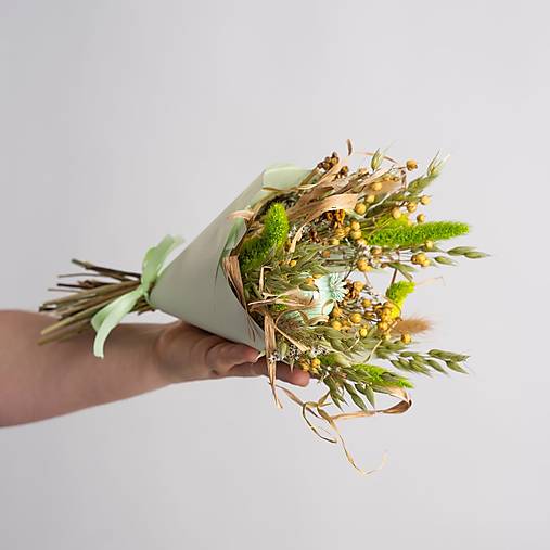 Menšia kytička pestrých sušených kvietkov v papierovom kornúte (Kytička pre pani učiteľky a vychovávateľky)