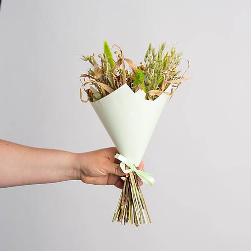 Menšia kytička pestrých sušených kvietkov v papierovom kornúte (Kytička pre pani učiteľky a vychovávateľky)