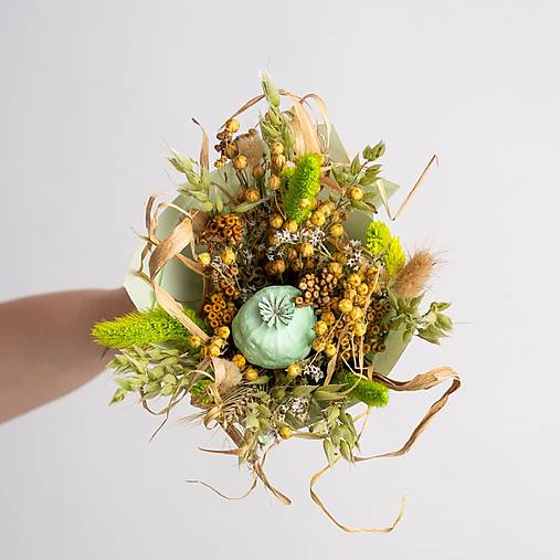 Menšia kytička pestrých sušených kvietkov v papierovom kornúte (Kytička pre pani učiteľky a vychovávateľky)