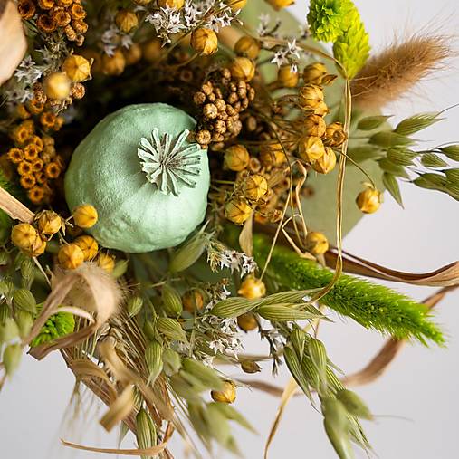 Menšia kytička pestrých sušených kvietkov v papierovom kornúte (Kytička pre pani učiteľky a vychovávateľky)