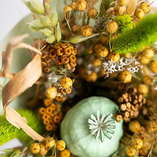 Menšia kytička pestrých sušených kvietkov v papierovom kornúte (Kytička pre pani učiteľky a vychovávateľky)