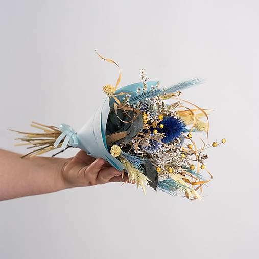 Menšia kytička pestrých sušených kvietkov v papierovom kornúte (Kytička pre pani učiteľky a vychovávateľky)