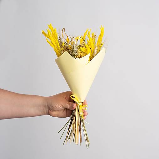 Menšia kytička pestrých sušených kvietkov v papierovom kornúte (Kytička pre pani učiteľky a vychovávateľky)