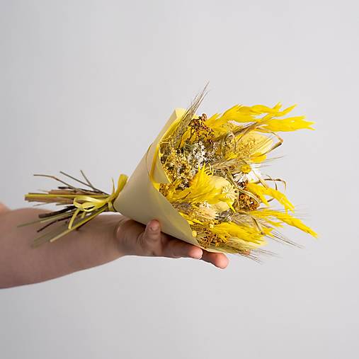 Menšia kytička pestrých sušených kvietkov v papierovom kornúte (Kytička pre pani učiteľky a vychovávateľky)