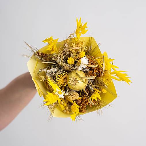 Menšia kytička pestrých sušených kvietkov v papierovom kornúte (Kytička pre pani učiteľky a vychovávateľky)