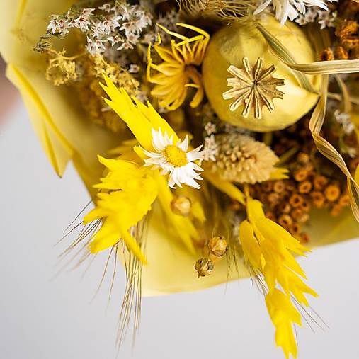 Menšia kytička pestrých sušených kvietkov v papierovom kornúte (Kytička pre pani učiteľky a vychovávateľky)