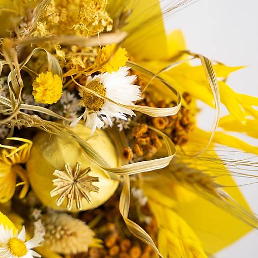 Menšia kytička pestrých sušených kvietkov v papierovom kornúte (Kytička pre pani učiteľky a vychovávateľky)