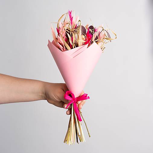 Menšia kytička pestrých sušených kvietkov v papierovom kornúte (Kytička pre pani učiteľky a vychovávateľky)