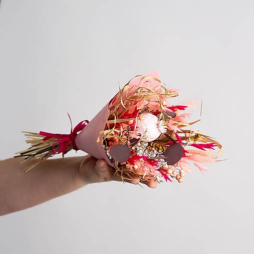 Menšia kytička pestrých sušených kvietkov v papierovom kornúte (Kytička pre pani učiteľky a vychovávateľky)