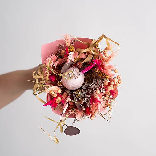 Menšia kytička pestrých sušených kvietkov v papierovom kornúte (Kytička pre pani učiteľky a vychovávateľky)