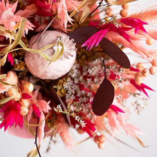 Menšia kytička pestrých sušených kvietkov v papierovom kornúte (Kytička pre pani učiteľky a vychovávateľky)