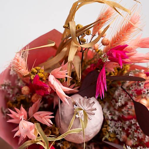 Menšia kytička pestrých sušených kvietkov v papierovom kornúte (Kytička pre pani učiteľky a vychovávateľky)