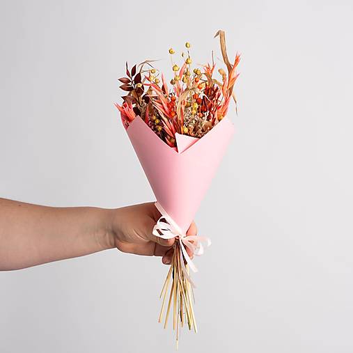 Menšia kytička pestrých sušených kvietkov v papierovom kornúte (Kytička pre pani učiteľky a vychovávateľky)