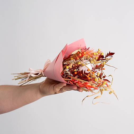 Menšia kytička pestrých sušených kvietkov v papierovom kornúte (Kytička pre pani učiteľky a vychovávateľky)