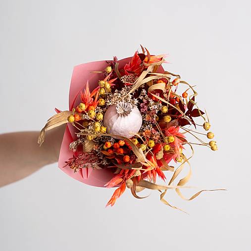 Menšia kytička pestrých sušených kvietkov v papierovom kornúte (Kytička pre pani učiteľky a vychovávateľky)