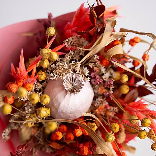 Menšia kytička pestrých sušených kvietkov v papierovom kornúte (Kytička pre pani učiteľky a vychovávateľky)