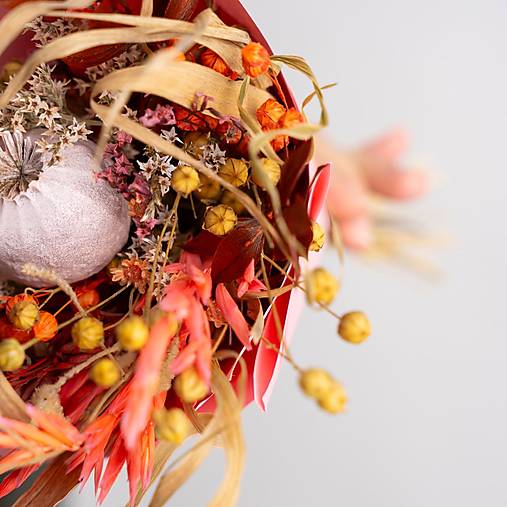 Menšia kytička pestrých sušených kvietkov v papierovom kornúte (Kytička pre pani učiteľky a vychovávateľky)