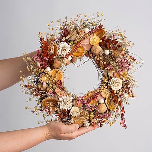 zemitý veniec na dvere zo sušených kvetov - neutrálna  bohémska marhuľová