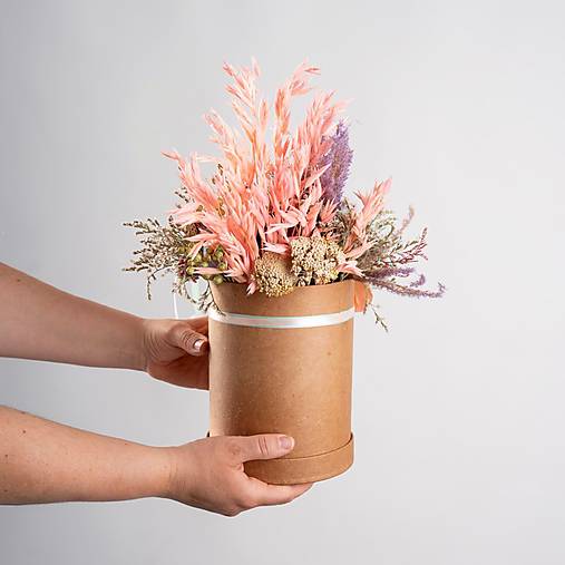 Darčekový box sušených a textilných kvetov v pastelových farbách