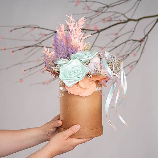 Darčekový box sušených a textilných kvetov v pastelových farbách