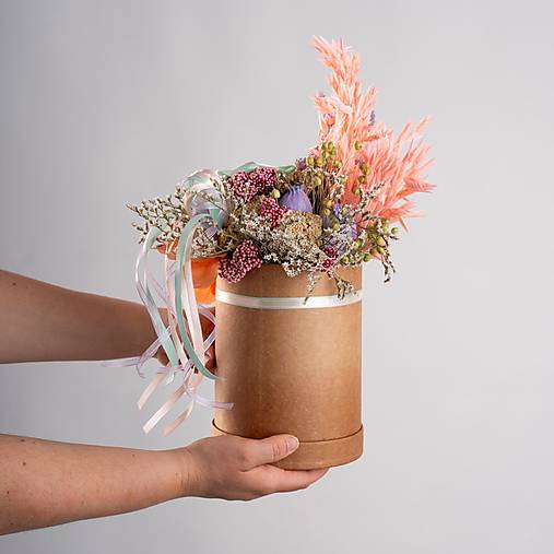 Darčekový box sušených a textilných kvetov v pastelových farbách