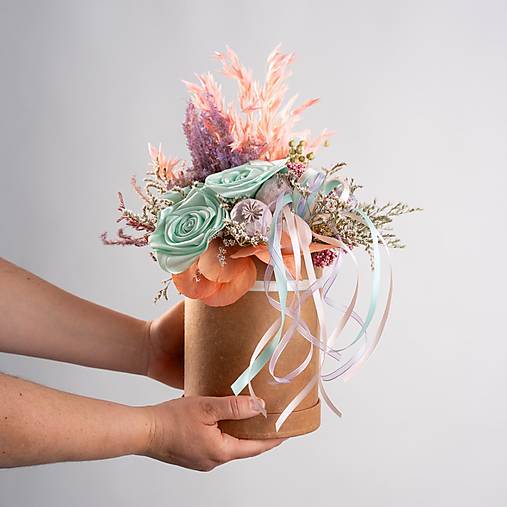 Darčekový box sušených a textilných kvetov v pastelových farbách