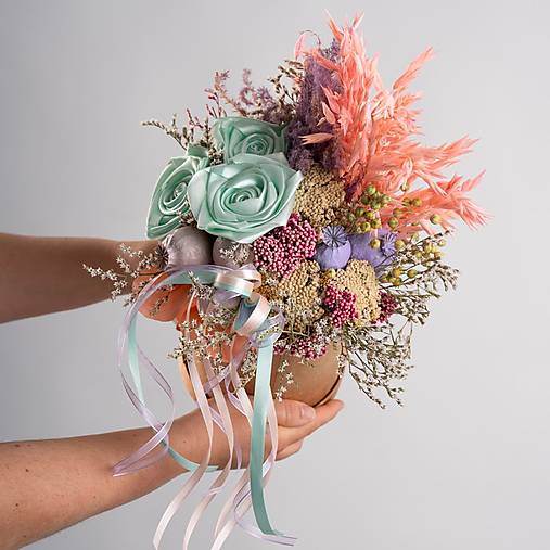 Darčekový box sušených a textilných kvetov v pastelových farbách