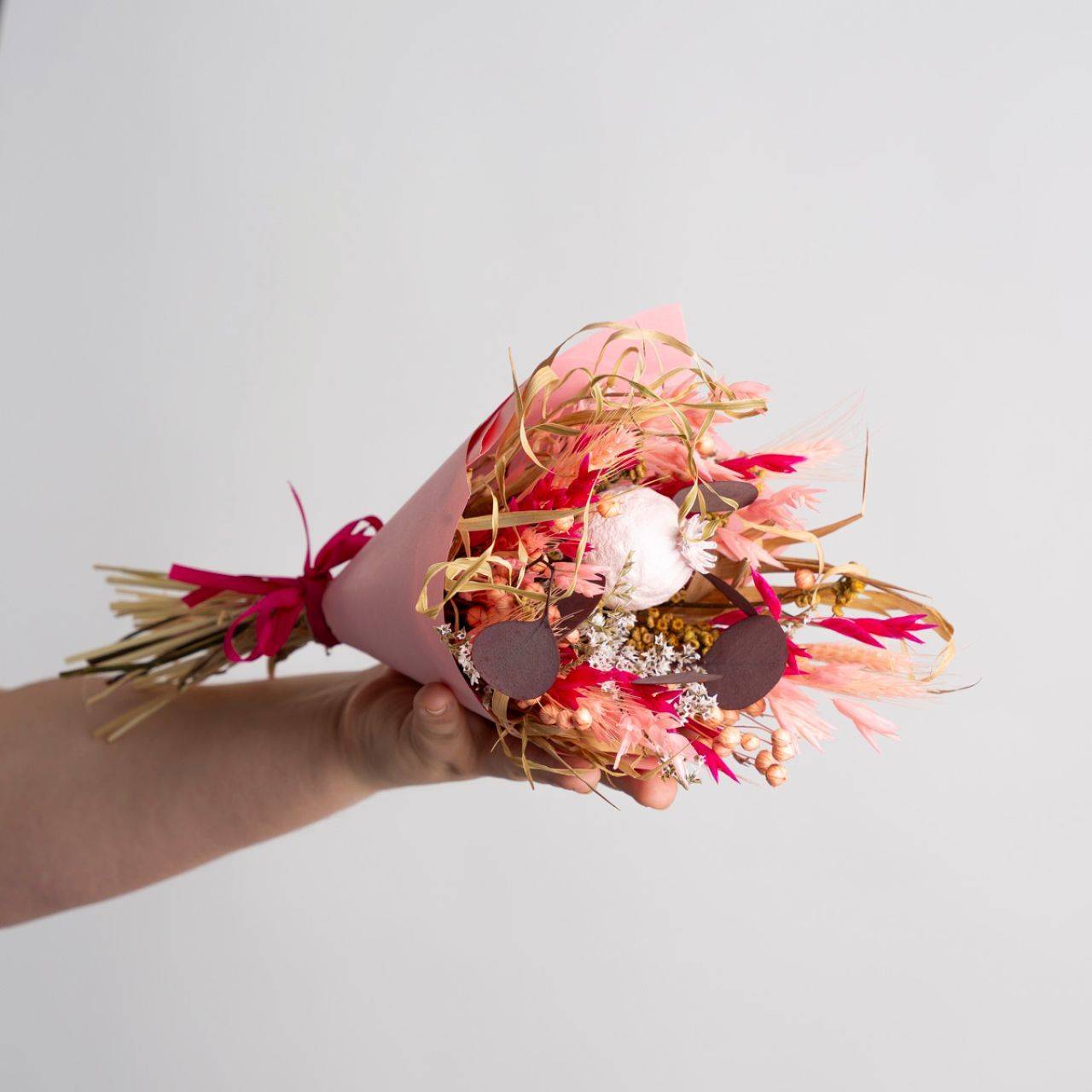 Menšia kytička pestrých sušených kvietkov v papierovom kornúte (Kytička pre pani učiteľky a vychovávateľky)