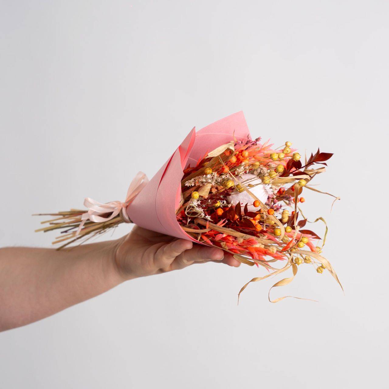 Menšia kytička pestrých sušených kvietkov v papierovom kornúte (Kytička pre pani učiteľky a vychovávateľky)