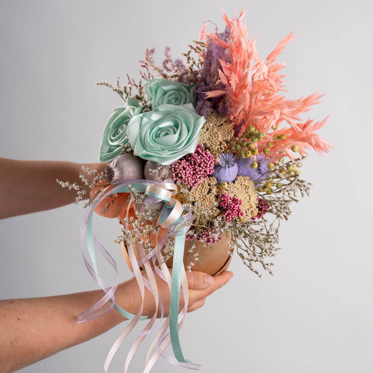 Darčekový box sušených a textilných kvetov v pastelových farbách