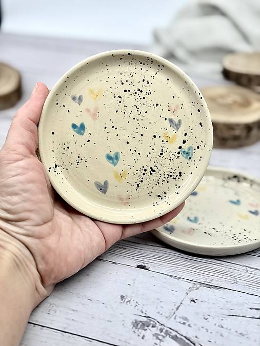 Farebné srdiečka - podšálka (priemer 12cm)